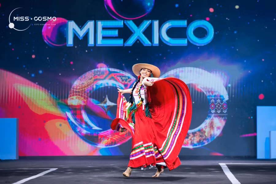 Người đẹp Mexico trình diễn trang phục mang đậm màu sắc lễ hội