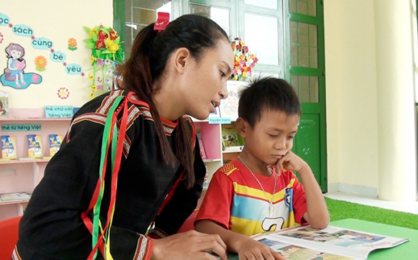 Cô giáo người Êđê dạy chữ cho học sinh ở xã Ea Bia, huyện Sông Hinh.