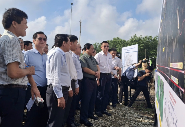 Ông Nguyễn Anh Minh, Giám đốc Sở GTVT tỉnh Bình Dương báo cáo với Thủ tướng Phạm Minh Chính về hướng tuyến đường cao tốc Ông Nguyễn Anh Minh, Giám đốc Sở GTVT tỉnh Bình Dương báo cáo với Thủ tướng Phạm Minh Chính về hướng tuyến đường cao tốc