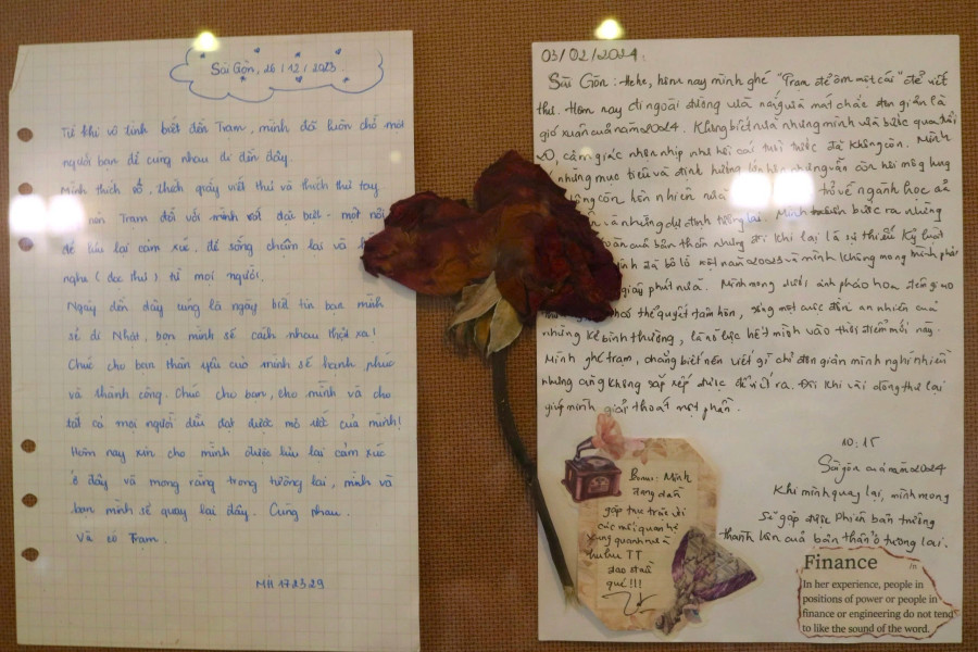 Hai lá thư tay được Trạm lưu giữ Hai lá thư tay được Trạm lưu giữ