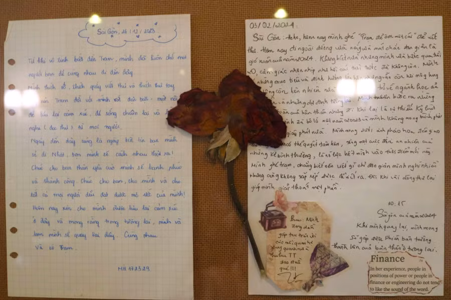 Hai lá thư tay được Trạm lưu giữ