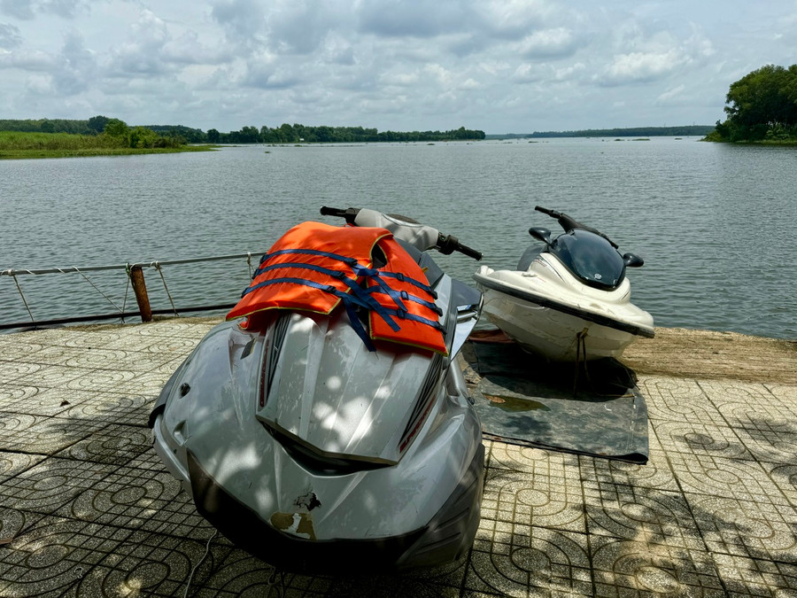 Những chiếc mô tô nước nằm tại bến tàu ở P.Minh Thành