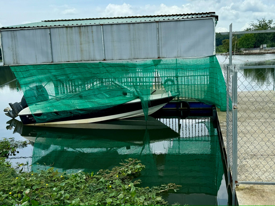 Một chiếc ca nô được phủ lưới che chắn xung quanh