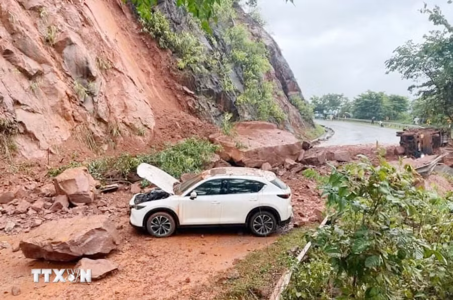 Sạt lở đá vào ô tô trên Quốc lộ 6 đoạn thuộc địa phận xã Chiềng Hắc, huyện Mộc Châu, tỉnh Sơn La. (Ảnh: TTXVN phát) Sạt lở đá vào ô tô trên Quốc lộ 6 đoạn thuộc địa phận xã Chiềng Hắc, huyện Mộc Châu, tỉnh Sơn La. (Ảnh: TTXVN phát)