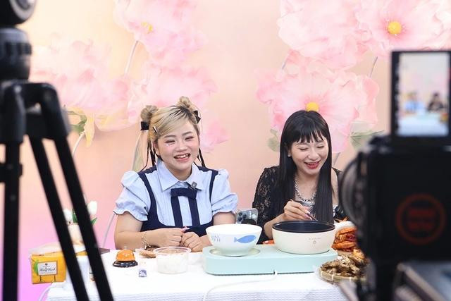 Trong nhiều phiên livestream, vị trí trợ live có thể thay bằng khách mời Trong nhiều phiên livestream, vị trí trợ live có thể thay bằng khách mời