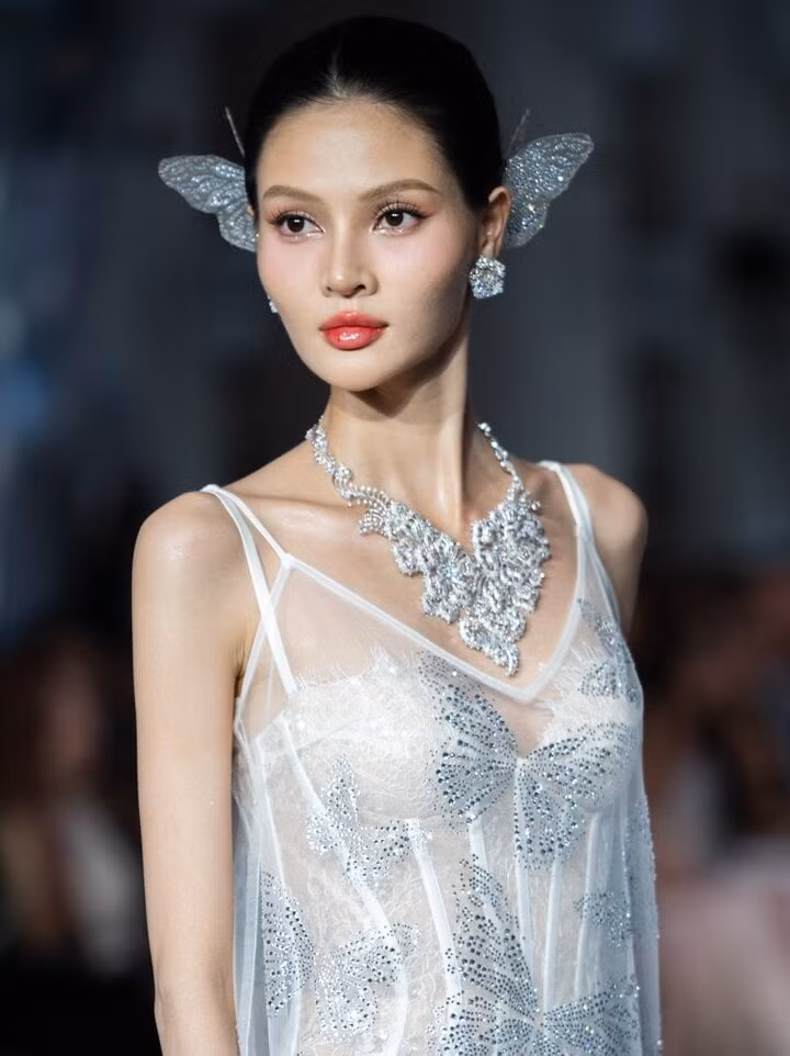 Người mẫu Hương Giang đeo vòng Ethereal Hibiscus lấy ý tưởng từ những bông hoa dâm bụt với sắc trắng tinh khôi, biểu tượng của sự thuần khiết, tinh tế và mơ mộng. Bộ trang sức đính hơn 1.000 viên kim cương lab với giá 1,4 tỷ đồng.