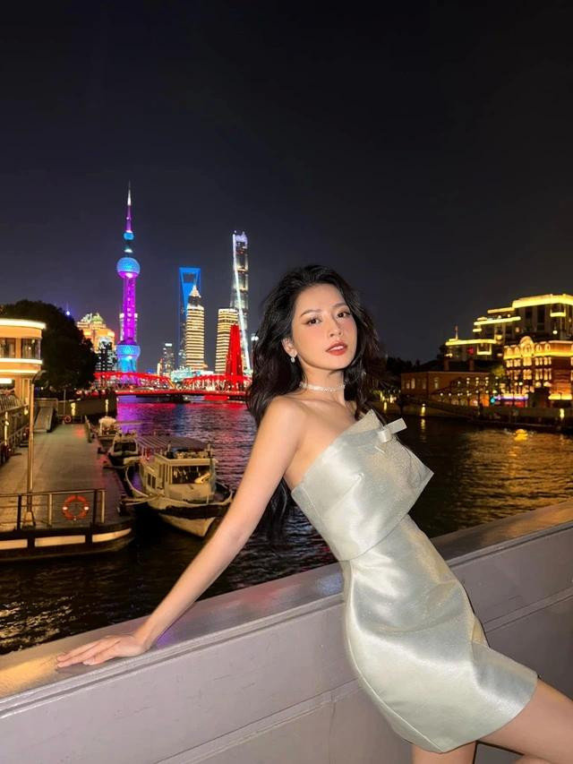 Người đẹp khoe sắc tại Thượng Hải. Không chỉ lấn sân Cbiz, mỹ nhân Hà Nội gần đây còn mở các nhà hàng tại đây và bước đầu gặt hái được khá nhiều thành công Người đẹp khoe sắc tại Thượng Hải. Không chỉ lấn sân Cbiz, mỹ nhân Hà Nội gần đây còn mở các nhà hàng tại đây và bước đầu gặt hái được khá nhiều thành công