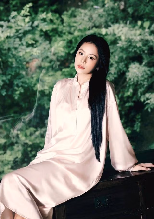 Chi Pu xuất hiện trên trang bìa tạp chí Vintage của Trung Quốc số tháng 8.2024