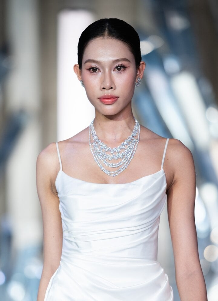 Nữ người mẫu này đeo vòng cổ "Eternal Blossom" trị giá 2,4 tỷ đồng với mỗi cánh hoa được chế tác mảnh mai, mô phỏng những tia sáng lấp lánh. Thiết kế được tạo từ hơn 580 viên kim cương lab nặng hơn 132 carat. Nữ người mẫu này đeo vòng cổ "Eternal Blossom" trị giá 2,4 tỷ đồng với mỗi cánh hoa được chế tác mảnh mai, mô phỏng những tia sáng lấp lánh. Thiết kế được tạo từ hơn 580 viên kim cương lab nặng hơn 132 carat.