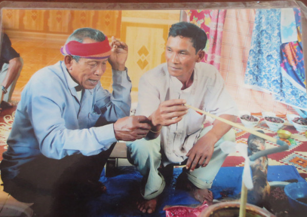 Nài phụ Y Bom và bố ruột là nài chính Y Brung. Nài phụ Y Bom và bố ruột là nài chính Y Brung.