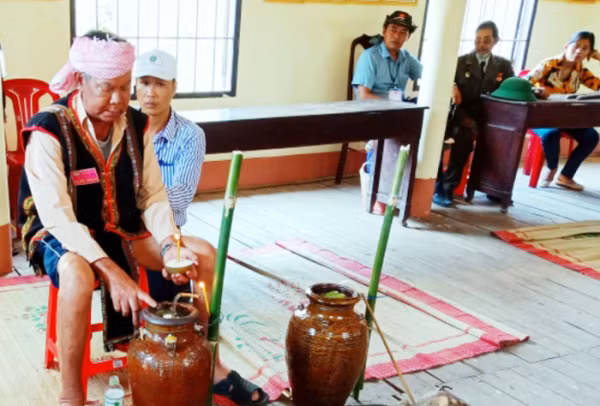 Gru Y Khiă trong một lần làm lễ cúng sức khỏe cho voi. Ảnh: Mộc Miên.