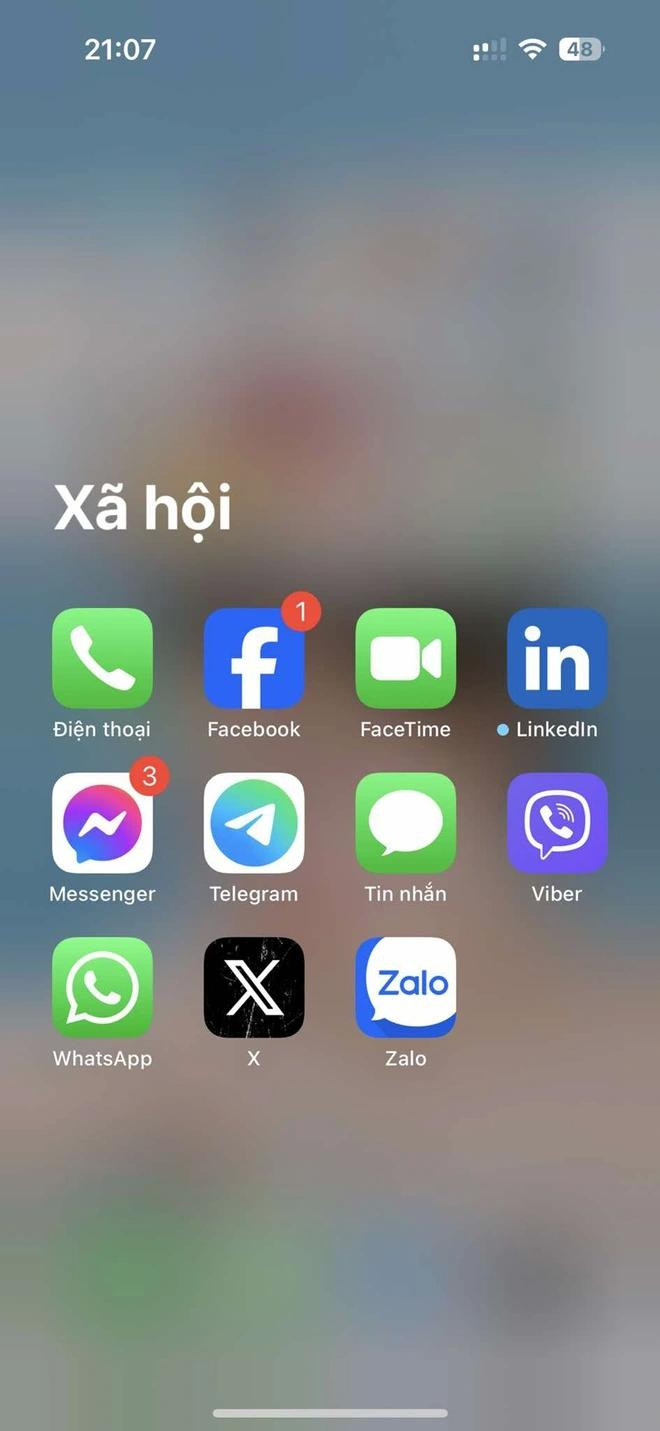 Biểu tượng Facebook đổi màu trên phiên bản chạy iOS 17.6.1 (trái)