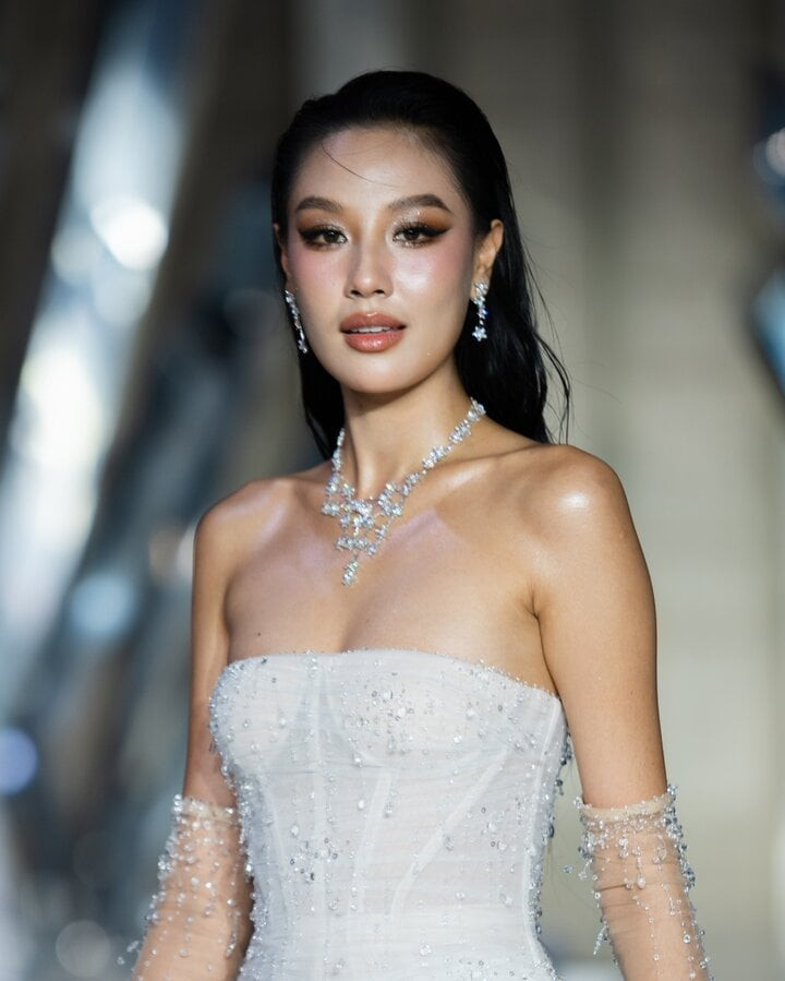 Nữ người mẫu toả sáng trong bộ trang sức "Garden of Love" mang đến hình ảnh về khu vườn đầy hoa lá tươi tốt biểu trưng cho sự sinh sôi, phát triển không ngừng của tình cảm đôi lứa. Với gần 400 viên kim cương có trọng lượng hơn 46 carat, thiết kế có giá 1,3 tỷ đồng. Nữ người mẫu toả sáng trong bộ trang sức "Garden of Love" mang đến hình ảnh về khu vườn đầy hoa lá tươi tốt biểu trưng cho sự sinh sôi, phát triển không ngừng của tình cảm đôi lứa. Với gần 400 viên kim cương có trọng lượng hơn 46 carat, thiết kế có giá 1,3 tỷ đồng.