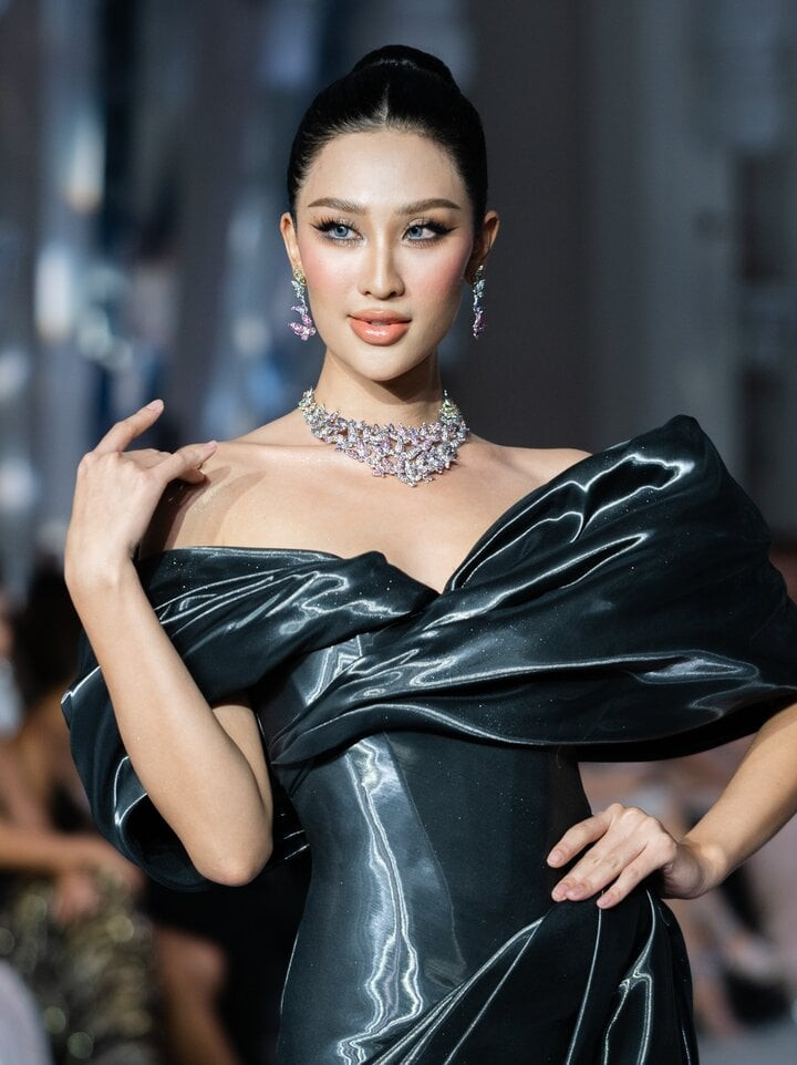 Một trong những thiết kế ấn tượng của show còn có bộ vòng và khuyên tai “Enchanted Butterfly Embrace" hình cánh bướm - biểu tượng của sự đổi mới, tái sinh. Thiết kế sử dụng gần 2000 viên đá sapphire và kim cương nặng gần 60 carat, giá 2,8 tỷ đồng. Một trong những thiết kế ấn tượng của show còn có bộ vòng và khuyên tai “Enchanted Butterfly Embrace" hình cánh bướm - biểu tượng của sự đổi mới, tái sinh. Thiết kế sử dụng gần 2000 viên đá sapphire và kim cương nặng gần 60 carat, giá 2,8 tỷ đồng.