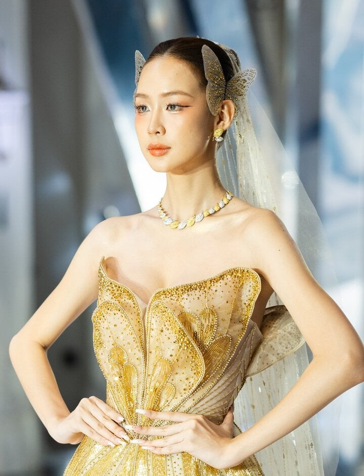 Hoa hậu Lê Nguyễn Bảo Ngọc lộng lẫy trong bộ đầm cánh bướm vàng gold ăn ý chiếc vòng "Dance of Leaves" lấy cảm hứng từ vẻ đẹp của lá cây. Thiết kế đính 1.092 viên đá gồm kim cương lab trắng và kim cương vàng tự nhiên,trị giá 810 triệu đồng, phối ăn ý hoa tai gần 189 triệu đồng. Hoa hậu Lê Nguyễn Bảo Ngọc lộng lẫy trong bộ đầm cánh bướm vàng gold ăn ý chiếc vòng "Dance of Leaves" lấy cảm hứng từ vẻ đẹp của lá cây. Thiết kế đính 1.092 viên đá gồm kim cương lab trắng và kim cương vàng tự nhiên,trị giá 810 triệu đồng, phối ăn ý hoa tai gần 189 triệu đồng.
