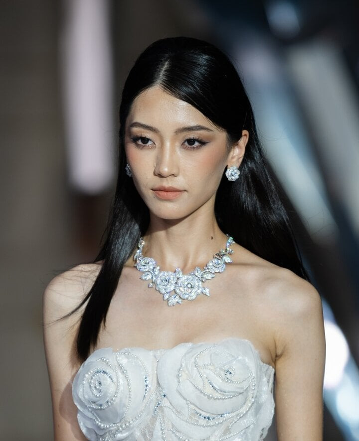 Bên cạnh H'Hen Niê và Bảo Ngọc, show diễn của Chung Thanh Phong còn có sự tham gia của nhiều người mẫu đắt giá trong làng thời trang Việt. Trong ảnh, một người mẫu đeo thiết kế Rose Garden Elegance thể hiện ước mơ cuộc hôn nhân viên mãn. Mẫu trang sức này trị giá 3,5 tỷ đồng, được tạo nên từ vàng trắng 18K đính gần 1.800 viên kim cương có trọng lượng 70 carat. Bên cạnh H'Hen Niê và Bảo Ngọc, show diễn của Chung Thanh Phong còn có sự tham gia của nhiều người mẫu đắt giá trong làng thời trang Việt. Trong ảnh, một người mẫu đeo thiết kế Rose Garden Elegance thể hiện ước mơ cuộc hôn nhân viên mãn. Mẫu trang sức này trị giá 3,5 tỷ đồng, được tạo nên từ vàng trắng 18K đính gần 1.800 viên kim cương có trọng lượng 70 carat.