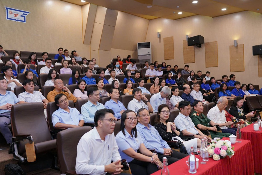 Các sinh viên, giảng viên Trường Đại học Sư phạm TPHCM tham gia buổi tọa đàm