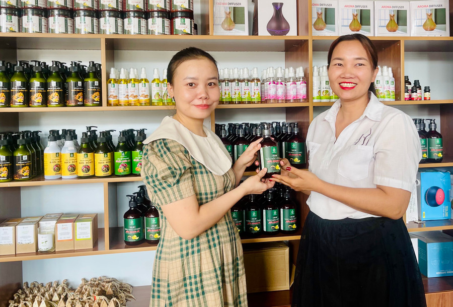 Hiện nay, ngoài bán hàng trên kênh truyền thống, nhiều cơ sở sản xuất đã đẩy mạnh phát triển kênh bán hàng trên nền tảng số. Ảnh: V.T Hiện nay, ngoài bán hàng trên kênh truyền thống, nhiều cơ sở sản xuất đã đẩy mạnh phát triển kênh bán hàng trên nền tảng số. Ảnh: V.T