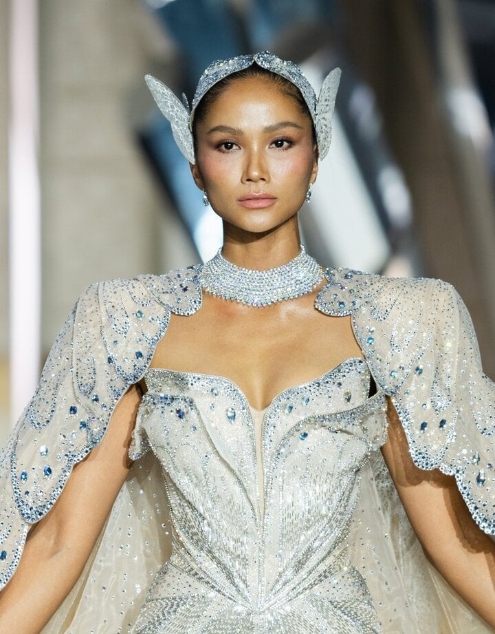 Hoa hậu H'Hen Niê đảm nhận vị trí vedette trong vai Nữ thần bướm. Cô gây ấn tượng với bộ đầm kèm áo choàng đính pha lê Swarovski bằng tay xếp cánh bướm nhiều tầng tạo layer. Bên cạnh đó, người đẹp còn khiến nhiều người chú ý khi mang bộ trang sức mang tên "Halo of Dreams" đắt nhất trong show trị giá hơn 3,6 tỷ đồng, gồm vòng đính hơn 460 viên kim cương lab, khuyên tai nạm 12 viên kim cương lab. Thiết kế lấy cảm hứng từ vẻ đẹp huyền ảo của bầu trời đêm với muôn vàn ngôi sao lấp lánh trong những câu chuyện cổ tích.