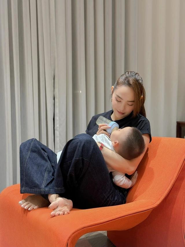 Một năm qua, cô tập trung chăm sóc con trai nhỏ, dành thời gian bên gia đình Một năm qua, cô tập trung chăm sóc con trai nhỏ, dành thời gian bên gia đình