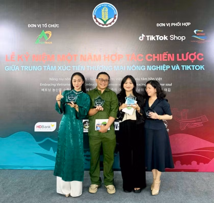 Mật ong Phương Di được vinh danh là một hạt giống OCOP tại lễ kỷ niệm 1 năm hợp tác chiến lược giữa Trung tâm xúc tiến thương mại Nông nghiệp và TikTok. Ảnh: NVCC