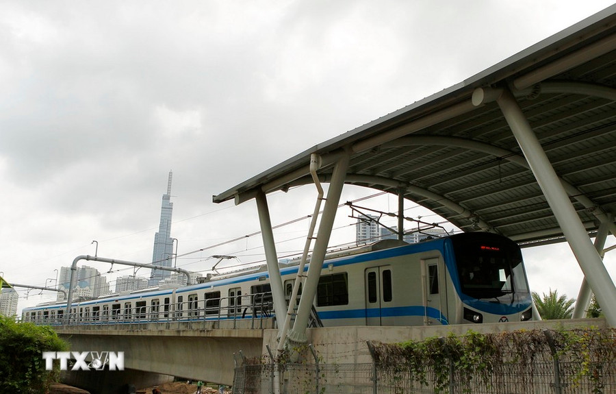 Đoàn tàu đầu tiên của tuyến Metro số 1 (Bến Thành-Suối Tiên) chạy thử nghiệm. (Ảnh: Thanh Vũ/TTXVN)