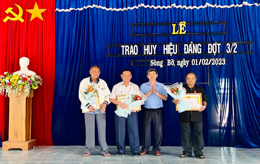 Quang cảnh lễ trao huy hiệu Đảng cho các đảng viên tại phường Sông Bờ, thị xã Ayun Pa. Ảnh: Nguyễn Sang Quang cảnh lễ trao huy hiệu Đảng cho các đảng viên tại phường Sông Bờ, thị xã Ayun Pa. Ảnh: Nguyễn Sang