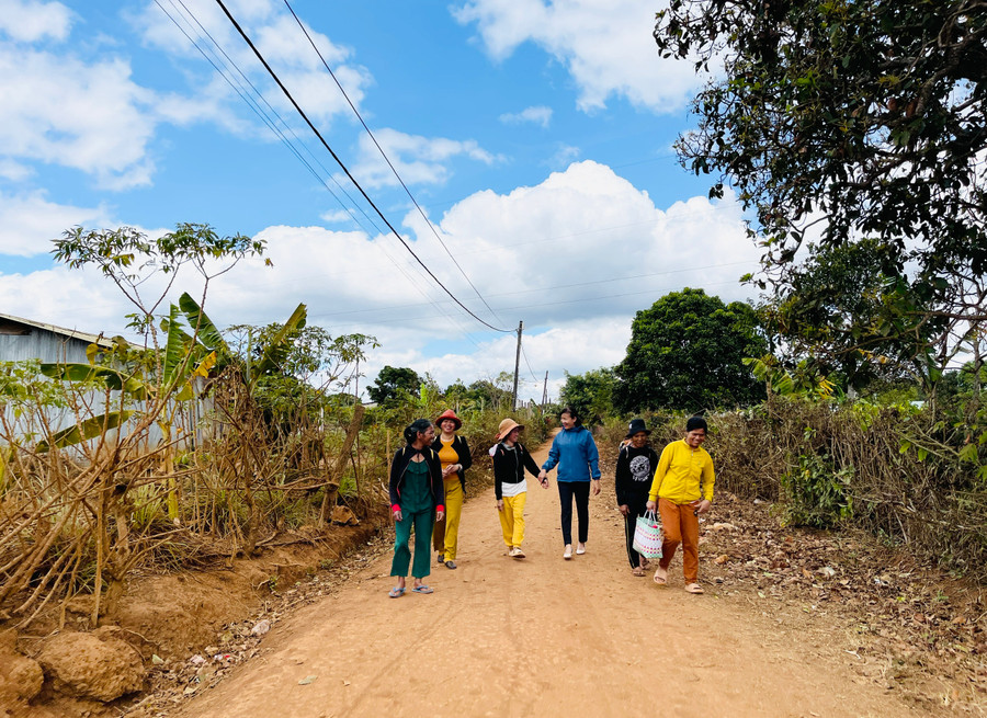 Người dân phấn khởi khi đường làng khang trang, mở rộng. Ảnh: Mai Ka Người dân phấn khởi khi đường làng khang trang, mở rộng. Ảnh: Mai Ka