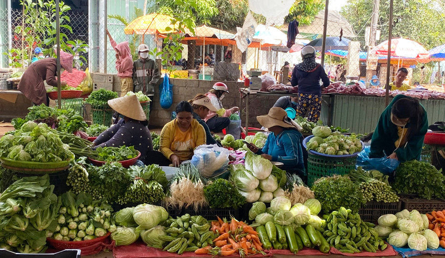 Rau củ quả tươi bày bán tại chợ làng hầu hết do bà con trong làng tự tay trồng hái. Ảnh: Sơn Ca