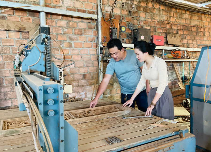 Được sự chỉ bảo của bố, Trúc nhanh chóng thực hiện được những tác phẩm tranh điêu khắc gỗ đầu tay. Ảnh: Trần Dung