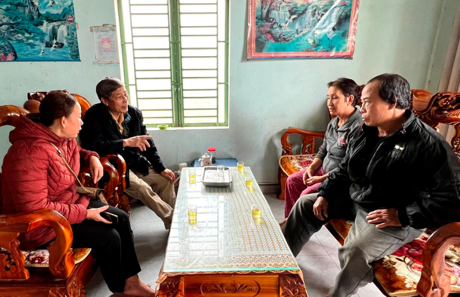 Vợ chồng ông Nguyễn Văn Nhiều (bìa phải, thôn An Thượng 2, xã Song An, thị xã An Khê) trao đổi với cán bộ xã về xây dựng nếp sống gia đình. Ảnh: Đinh Yến