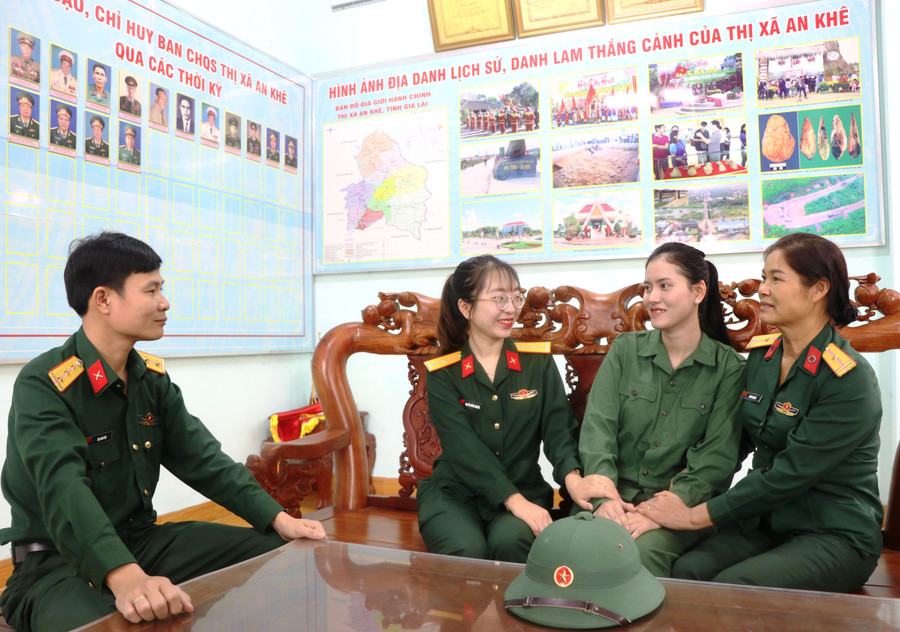 Cán bộ Ban Chỉ huy Quân sự thị xã An Khê dặn dò chị Lê Nguyễn Trà Giang (thứ 2 từ phải sang) trước khi lên đường nhập ngũ. Ảnh: An Phát Cán bộ Ban Chỉ huy Quân sự thị xã An Khê dặn dò chị Lê Nguyễn Trà Giang (thứ 2 từ phải sang) trước khi lên đường nhập ngũ. Ảnh: An Phát