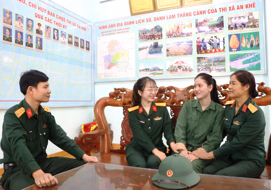 Cán bộ Ban Chỉ huy Quân sự thị xã An Khê dặn dò chị Lê Nguyễn Trà Giang (thứ 2 từ phải sang) trước khi lên đường nhập ngũ. Ảnh: An Phát Cán bộ Ban Chỉ huy Quân sự thị xã An Khê dặn dò chị Lê Nguyễn Trà Giang (thứ 2 từ phải sang) trước khi lên đường nhập ngũ. Ảnh: An Phát