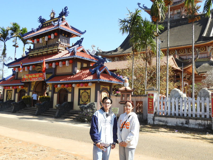 Giới trẻ vãn cảnh chùa đầu Xuân. Ảnh: Thanh Nhật Giới trẻ vãn cảnh chùa đầu Xuân. Ảnh: Thanh Nhật