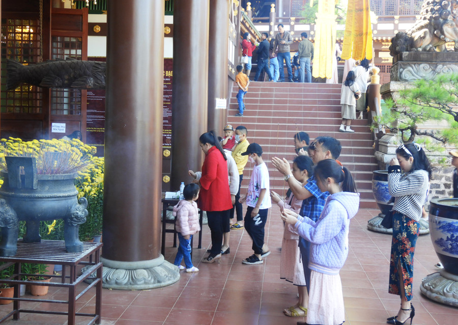 Người dân đi lễ chùa đầu năm. Ảnh: Thanh Nhật Người dân đi lễ chùa đầu năm. Ảnh: Thanh Nhật