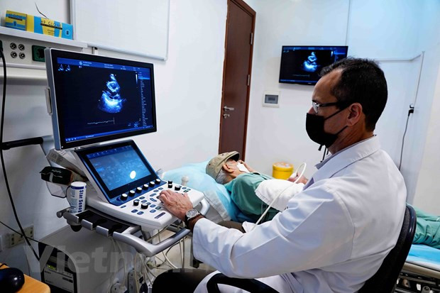 Việc chỉ định can thiệp đúng lúc, đúng phương pháp mang lại lợi ích thiết thực và bền vững cho bệnh nhân, cũng như giúp loại bỏ sự lạm dụng can thiệp. Nguồn: Vietnam+