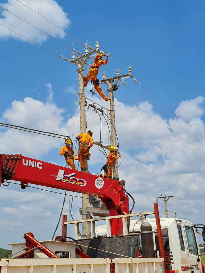 Công nhân Điện lực Gia Lai kiểm tra, vệ sinh, bảo dưỡng các TBA. Ảnh: Hà Duy Công nhân Điện lực Gia Lai kiểm tra, vệ sinh, bảo dưỡng các TBA. Ảnh: Hà Duy