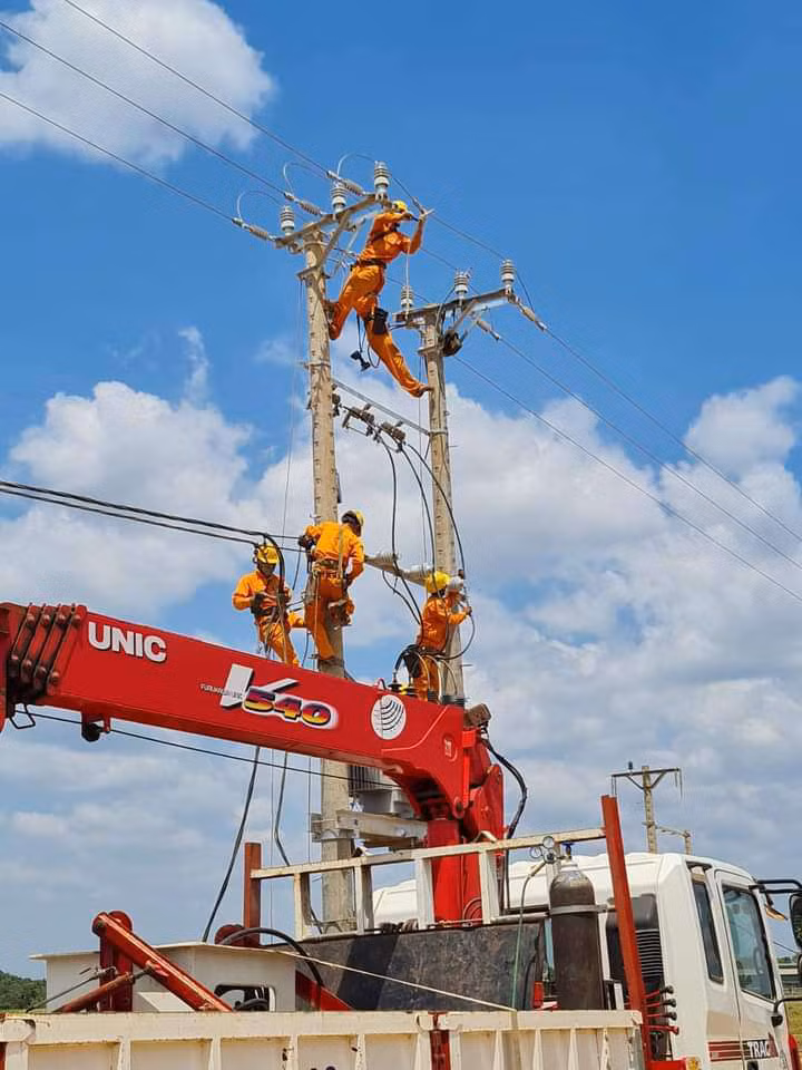 Công nhân Điện lực Gia Lai kiểm tra, vệ sinh, bảo dưỡng các TBA. Ảnh: Hà Duy