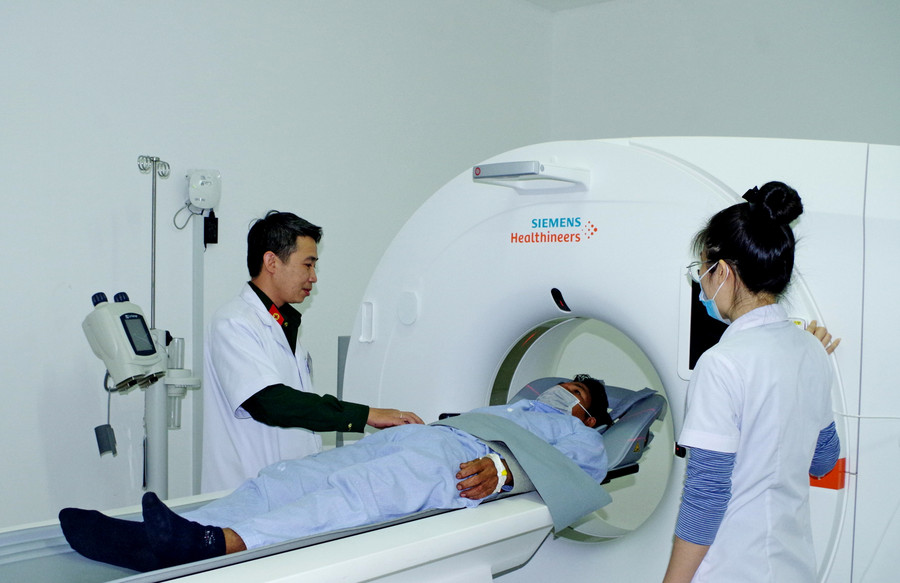 Bác sĩ Trần Đại Cường hướng dẫn kỹ thuật viên thao tác chụp hệ thống máy CT-Scan. Ảnh: Sơn Tùng Bác sĩ Trần Đại Cường hướng dẫn kỹ thuật viên thao tác chụp hệ thống máy CT-Scan. Ảnh: Sơn Tùng