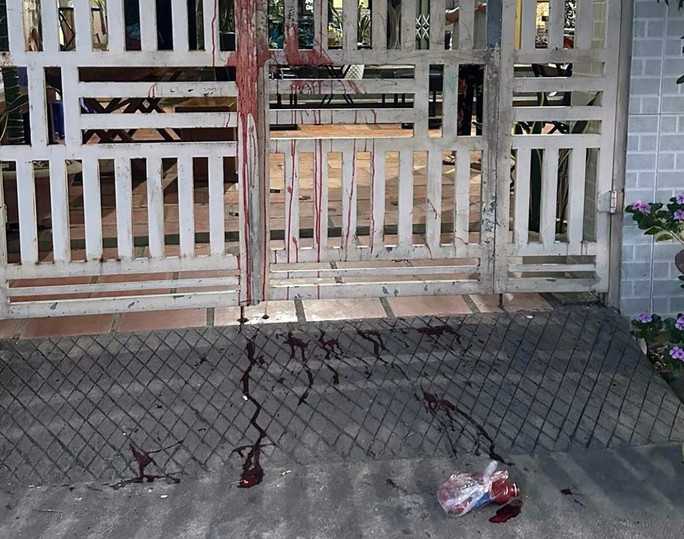 Máu động vật được ném lên nhà cha mẹ chồng của bà T.D Máu động vật được ném lên nhà cha mẹ chồng của bà T.D