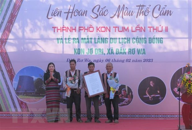UBND tỉnh Kon Tum trao quyết định công nhận Làng du lịch cộng đồng Kon Jơ Dri. Ảnh: Dư Toán/TTXVN UBND tỉnh Kon Tum trao quyết định công nhận Làng du lịch cộng đồng Kon Jơ Dri. Ảnh: Dư Toán/TTXVN
