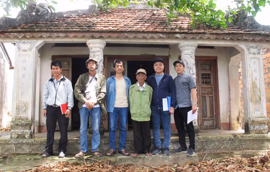 Nhóm khảo sát di tích trước chánh điện miếu Tân Chánh năm 2019 (ảnh tư liệu).