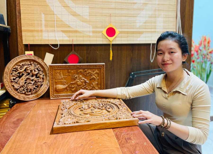 Những bức tranh điêu khắc gỗ của chị Ngô Thị Kim Trúc mang đậm “hơi thở” của vùng đất Gia Lai. Ảnh: Trần Dung