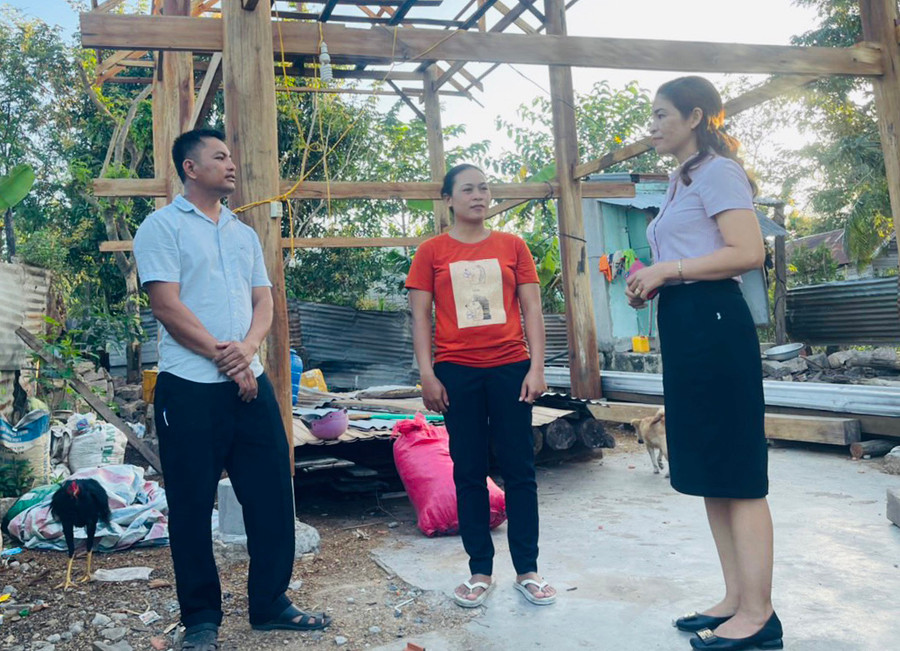 Chị Kpă H’Lơn (đứng giữa, tổ 6, phường Sông Bờ) vui mừng vì sắp được an cư trong ngôi nhà mới khang trang từ nguồn vốn tín dụng chính sách. Ảnh: Vũ Chi