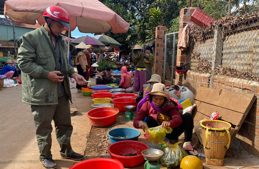 Những sản vật từ làng thu hút khách đến với chợ chiều. Ảnh: Sơn Ca