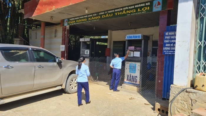 Các cửa hàng xăng dầu ngừng bán kể cả ở miền núi cũng sẽ ngay lập tức bị kiểm tra vì thế, đại lý phải bán dù chiết khấu 0 đồng, dù mỗi lít bán ra lỗ bao nhiêu chăng nữa. Ảnh: Anh Thúy
