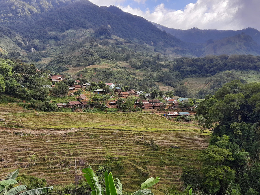 Một bản làng người Xơ Đăng thấp thoáng dưới chân núi Ngọc Linh. Ảnh: Thanh Tuấn Một bản làng người Xơ Đăng thấp thoáng dưới chân núi Ngọc Linh. Ảnh: Thanh Tuấn