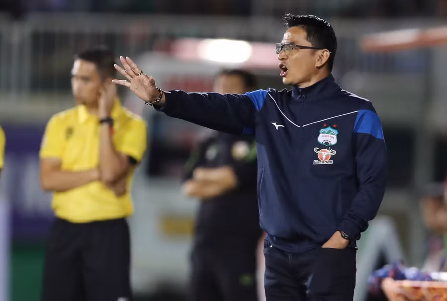 HLV Kiatisak không có nhiều thời gian để lắp ráp đội hình. Ảnh: Lê Văn Ngọc