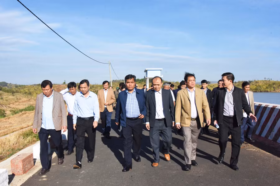 Các đồng chí lãnh đạo tỉnh kiểm tra đập thủy lợi Plei Thơ Ga, xã Chư Don. Ảnh: Đức Thụy