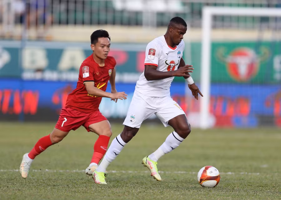 Hoàng Anh Gia Lai (bìa phải) sẽ gặp phải thách thức lớn trên sân Gò Đậu. Ảnh: Lê Văn Ngọc